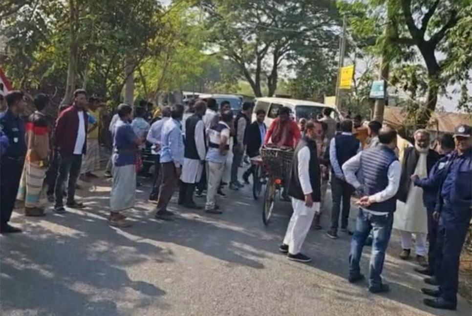 পাবনা-১ আসনে স্বতন্ত্র প্রার্থীর নির্বাচনি গাড়ি বহরে হামলার অভিযোগ, আহত ৫

