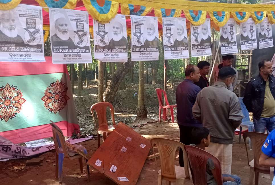 পিরোজপুরে স্বতন্ত্র প্রার্থীর নির্বাচনি ক্যাম্প ভাঙচুরের অভিযোগ