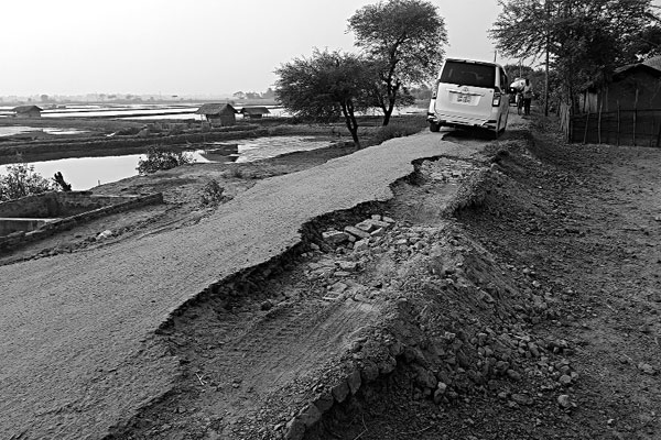বেহাল সড়কে দুর্ভোগ চরমে