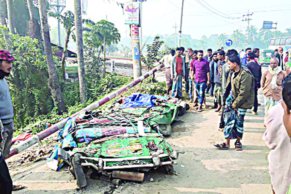 পর্যটকবাহী বাস-লেগুনা সংঘর্ষে চারজন নিহত