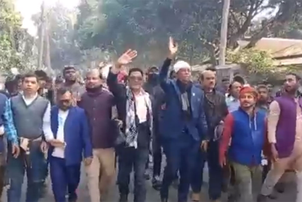 টাঙ্গাইলে মাথায় কাফনের কাপড় বেঁধে স্বতন্ত্র প্রার্থীর প্রচারণা  