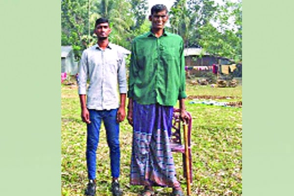 দেশের সর্বোচ্চ লম্বা মানুষ আছর আলী!