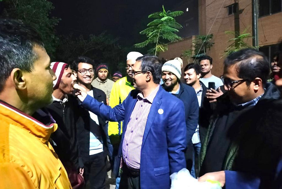 শিক্ষার্থীদের সঙ্গে বরিশাল বিশ্ববিদ্যালয়ের ভারপ্রাপ্ত উপাচার্যের শুভেচ্ছা বিনিময়