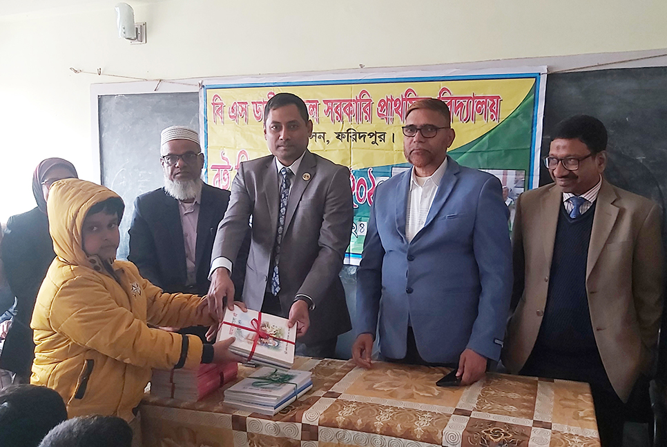 চরভদ্রাসনে নতুন বই পাচ্ছে ১২ হাজার শিক্ষার্থী