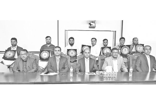 নৈতিকতার পুরস্কার পেলেন কুবির সাত কর্মচারী