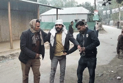 সিরাজগঞ্জে লিফলেট বিতরণকালে বিএনপি নেতা গ্রেফতার