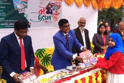 চাঁপাইনবাবগঞ্জে শিক্ষার্থীদের হাতে নতুন বই