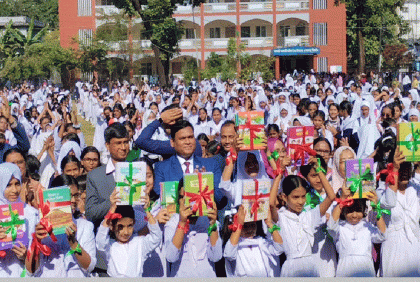সিলেটে বিনামূল্যে বই বিতরণ, স্কুল-মাদ্রাসায় উৎসবের আমেজ 

