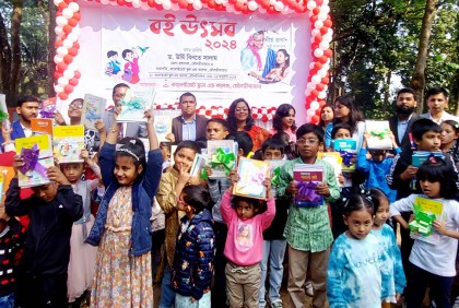 মৌলভীবাজারে নতুন বই পেল শিক্ষার্থীরা

