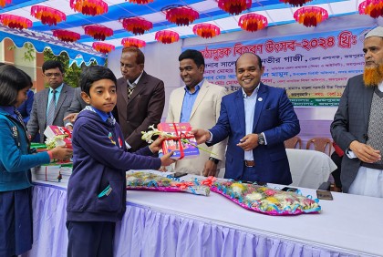 জয়পুরহাটে নতুন বই পেল শিক্ষার্থীরা

