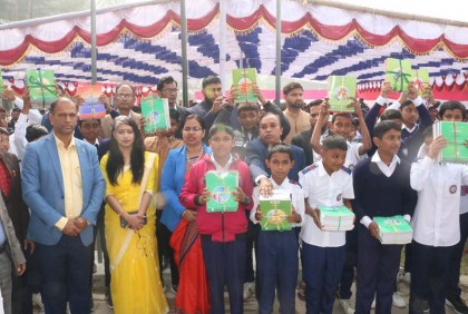লক্ষ্মীপুরে শিক্ষার্থীর হাতে নতুন বই