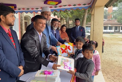 ভালুকায় উৎসবমুখর পরিবেশে বই বিতরণ