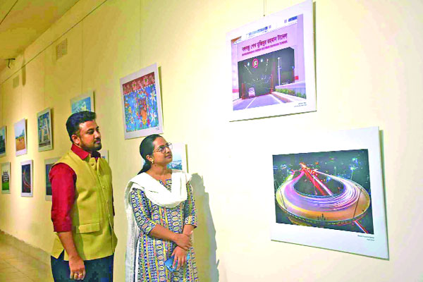 বছরের প্রথম দিনে জমজমাট শিল্পকলা একাডেমি