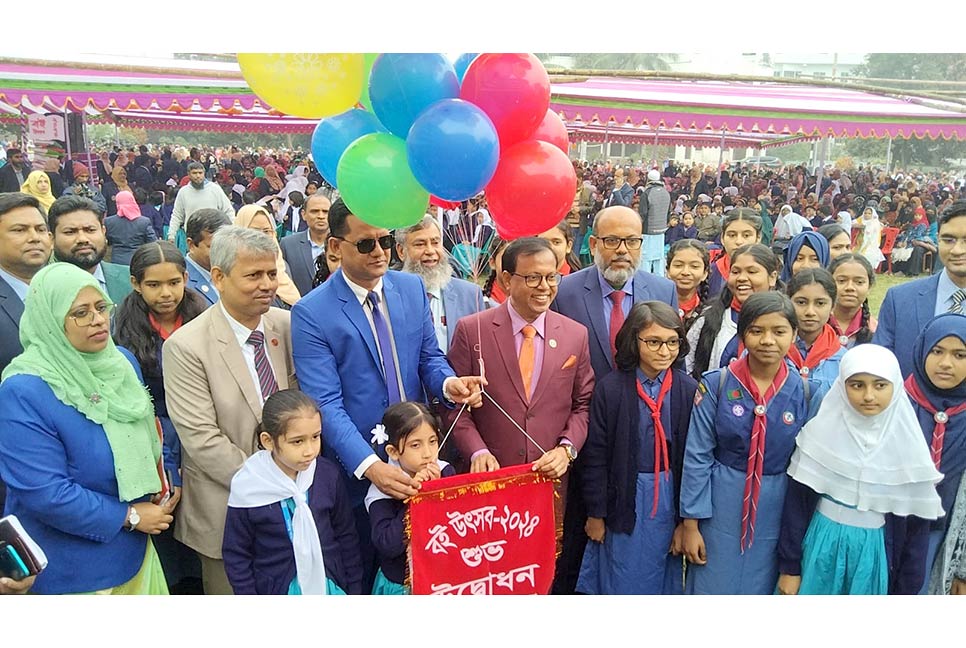 বগুড়ায় নতুন বই পেল সাড়ে ৯ লাখ শিক্ষার্থী