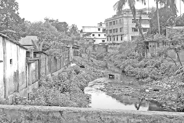 আবর্জনার স্তূপ ঘাঘড়া ক্যানেলে