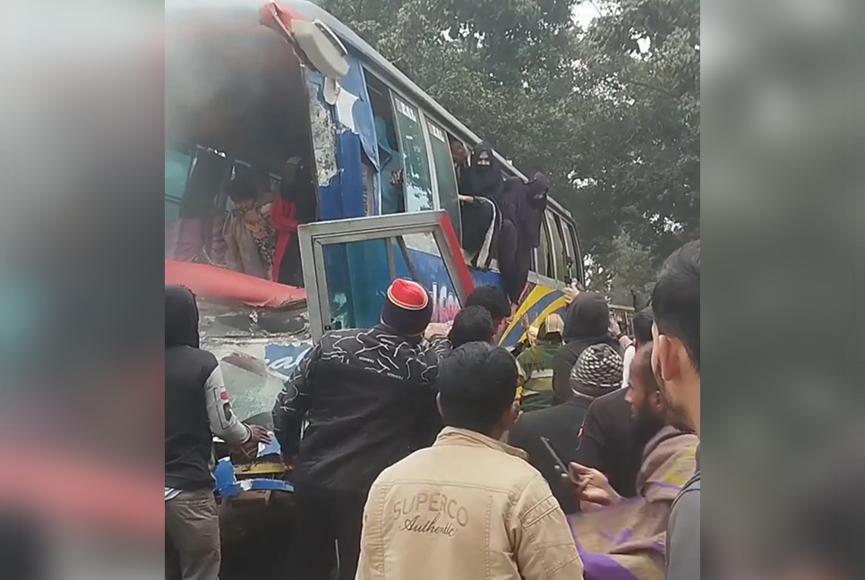 ট্রাকে বাসের ধাক্কা, অল্পের জন্য রক্ষা পেল ৭০ শিক্ষার্থী