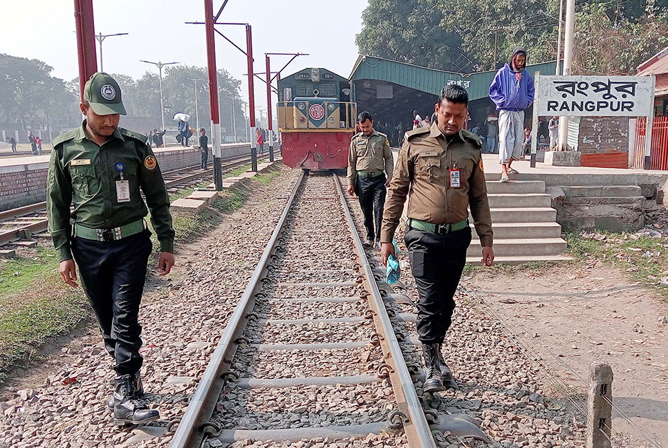 রেলের নাশকতা ঠেকাতে রংপুরে পাহারা
দিচ্ছে আনসার-ভিডিপি সদস্যরা 
