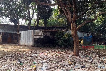 ঘোড়াঘাটে সংস্কারের অভাবে বেহাল বিএস কোয়ার্টার