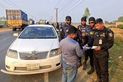 শান্তি-শৃঙ্খলা রক্ষায় ফুলবাড়ীতে র‌্যাবের চেকপোস্টে
তল্লাশি