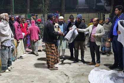 জয়পুরহাটে শীতার্ত মানুষের মাঝে কম্বল বিতরণ