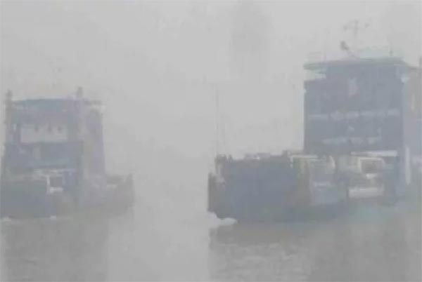 ঘন কুয়াশায় দৌলত‌দিয়া-পাটু‌রিয়া রুটে ফে‌রি বন্ধ
