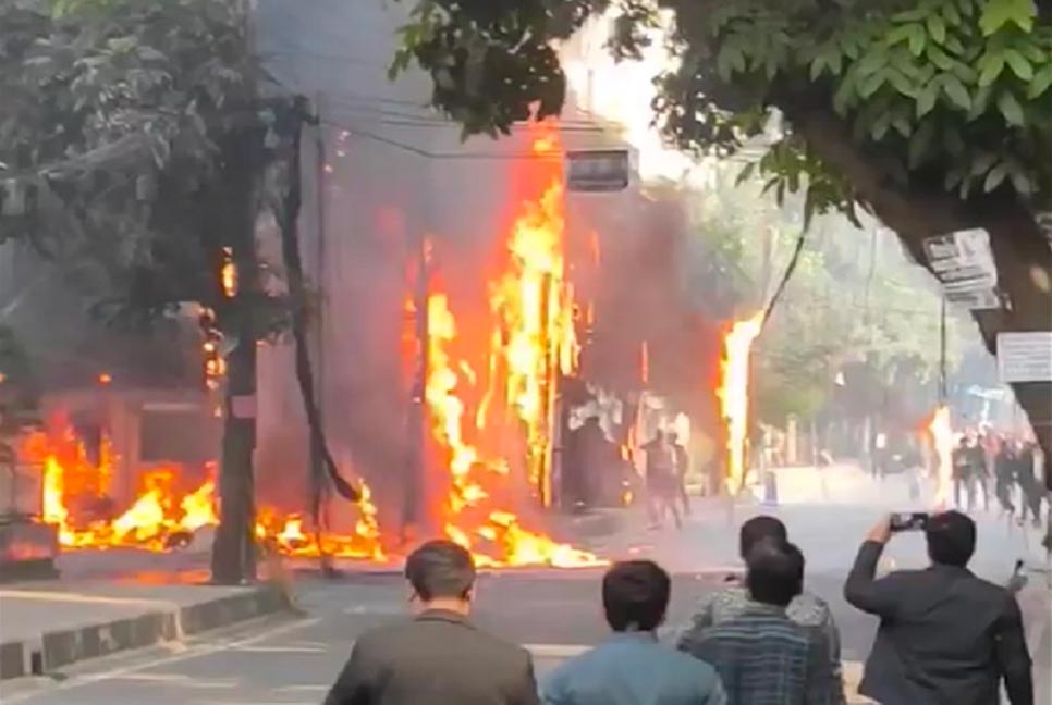 গুলশানে ট্রান্সফরমার বিস্ফোরণে আগুন