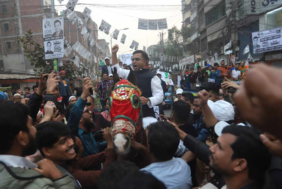 ঘোড়ায় চড়ে নৌকায় ভোট চাইলেন সাঈদ খোকন