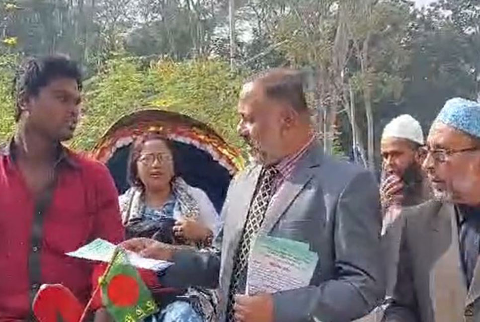 ভোট বর্জনের দাবিতে বিএনপির লিফলেট বিতরণ