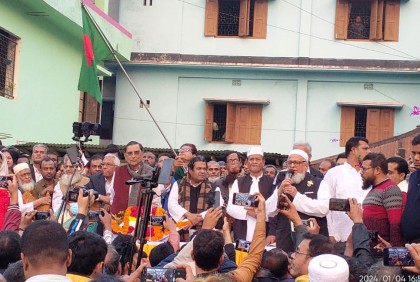 ১৪ দলের মেননকে সমর্থন দিয়ে
সরে দাঁড়ালেন স্বতন্ত্র প্রার্থী মনি