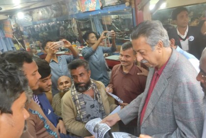 বাগেরহাটে প্রচারণার শেষ দিনে
শেখ হেলালের লিফলেট বিতরণ