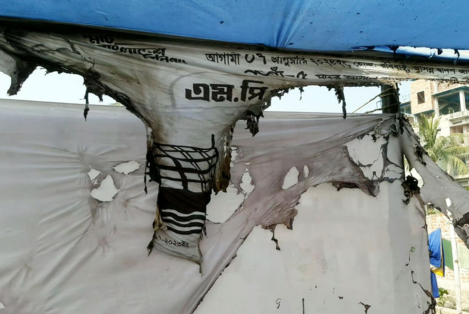নওগাঁয় নির্বাচনি ক্যাম্পে আগুন