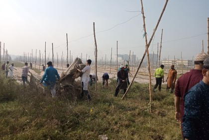 ইজতেমা ময়দান প্রস্তুত করতে কাজ করছে মুসল্লিরা 