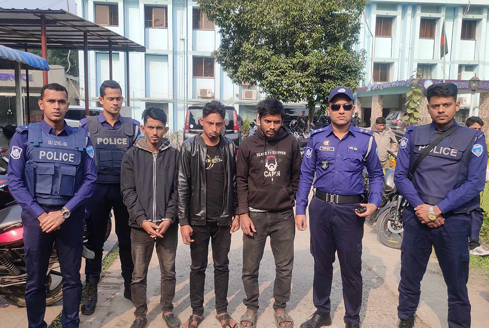 কুমিল্লায় ককটেল বিস্ফোরণ ও ভোটকেন্দ্রে অগ্নিসংযোগের ঘটনায় আটক ৩ 

