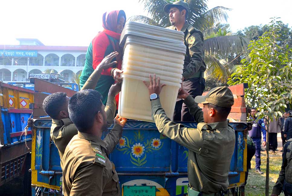 বগুড়ায় ৯৬৯ কেন্দ্রে পৌঁছাচ্ছে নির্বাচনি সরঞ্জাম