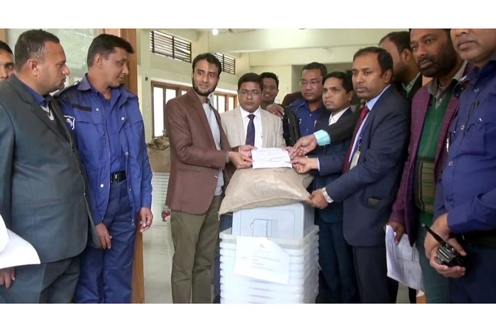 দিনাজপুরে নির্বাচনি সরঞ্জাম বিতরণ