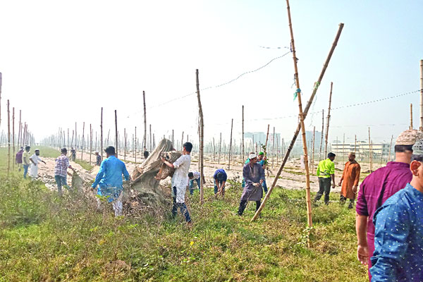 শীত উপেক্ষা করে ময়দানে কাজ করছেন মুসল্লিরা