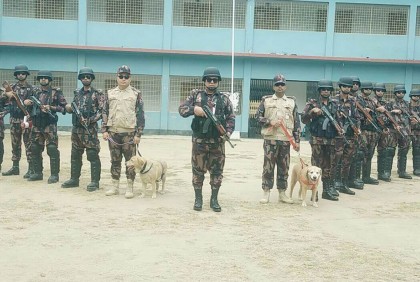 চাঁপাইনবাবগঞ্জে গুরুত্বপূর্ণ ভোট কেন্দ্রে ডগ স্কোয়াডের তল্লাশি