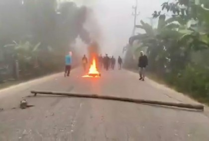 লক্ষ্মীপুরে হরতালের সমর্থনে বিক্ষোভ মিছিল ও টায়ারে আগুন