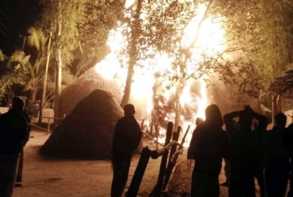 
হাকিমপুরে ৭টি খড়ের পালা আগুনে পুড়ে ছাই
