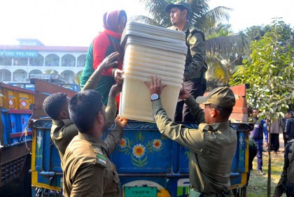 বগুড়ায় ৯৬৯ কেন্দ্রে পৌঁছাচ্ছে নির্বাচনি সরঞ্জাম