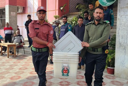 রংপুরে ভোট কেন্দ্রে পৌঁছে গেছে নির্বাচনি সরঞ্জাম
