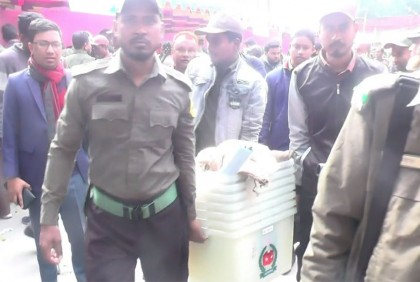 কুড়িগ্রামে নির্বাচনি সরঞ্জাম বিতরণ