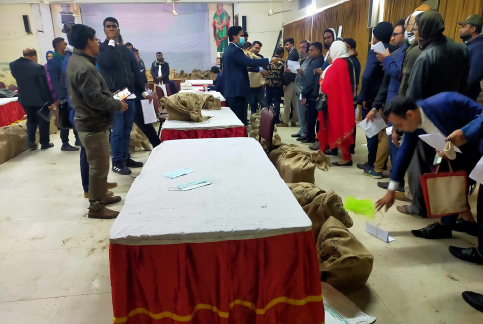 কেন্দ্রে কেন্দ্রে যাচ্ছে ব্যালট পেপার

