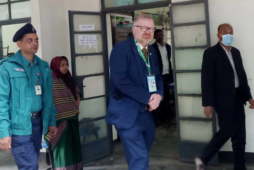 ভোট পর্যবেক্ষণ করছেন যুক্তরাজ্য পার্লামেন্টের সদস্য মার্টিন দে
