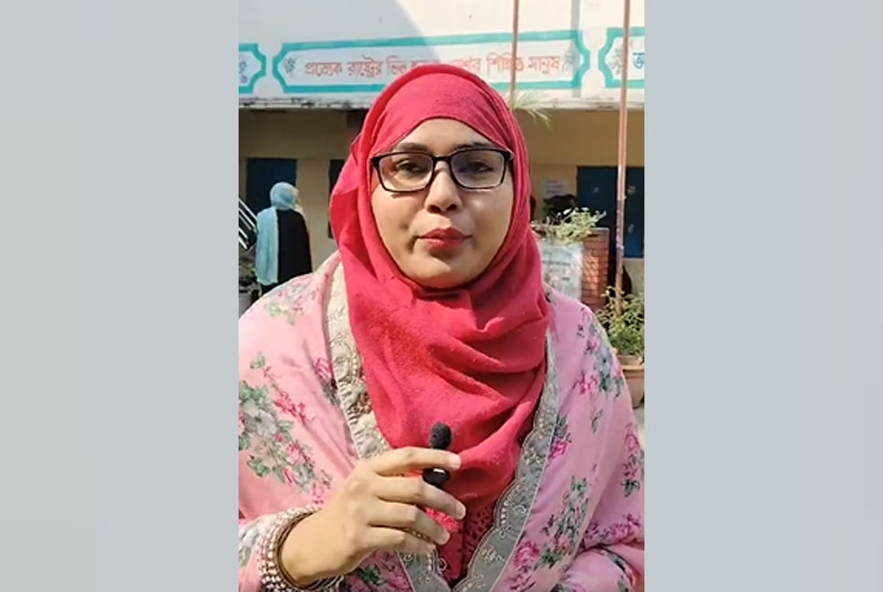জীবনে প্রথম ভোট দিয়ে উচ্ছ্বসিত রিয়া
