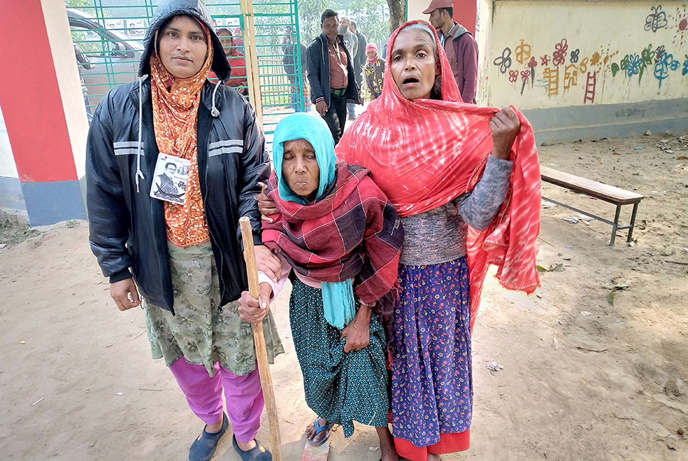 ভোট দিলেন ১০৬ বছর বয়সী আমিজা বেগম