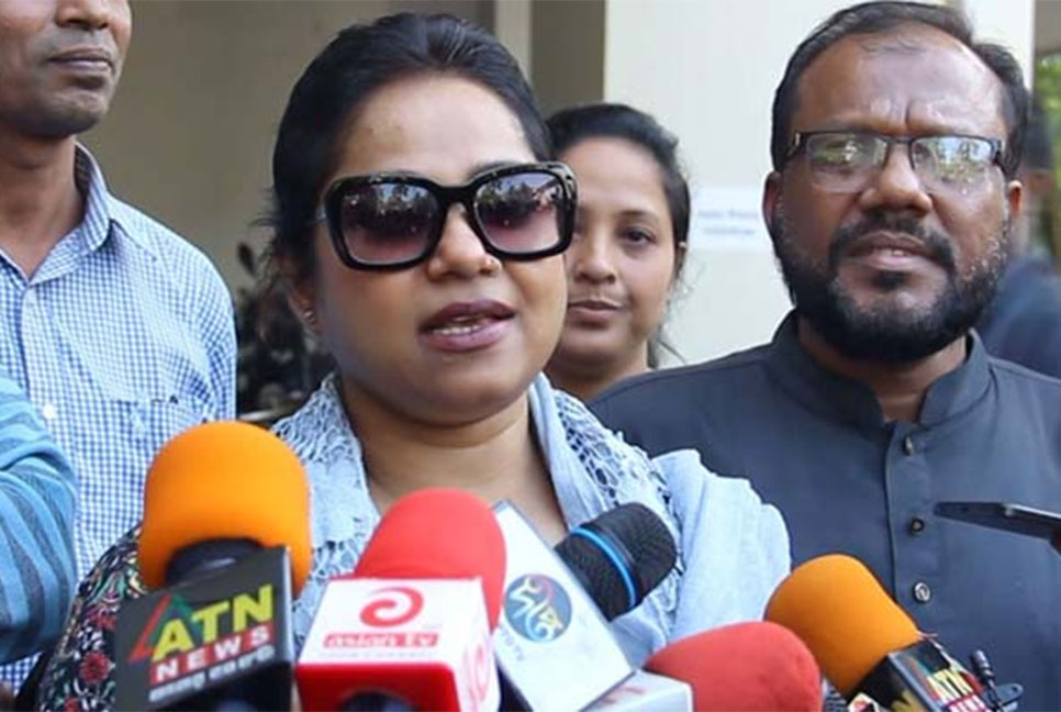 জোর করে নৌকায় ভোট নেওয়ার অভিযোগ ডলি সায়ন্তনীর