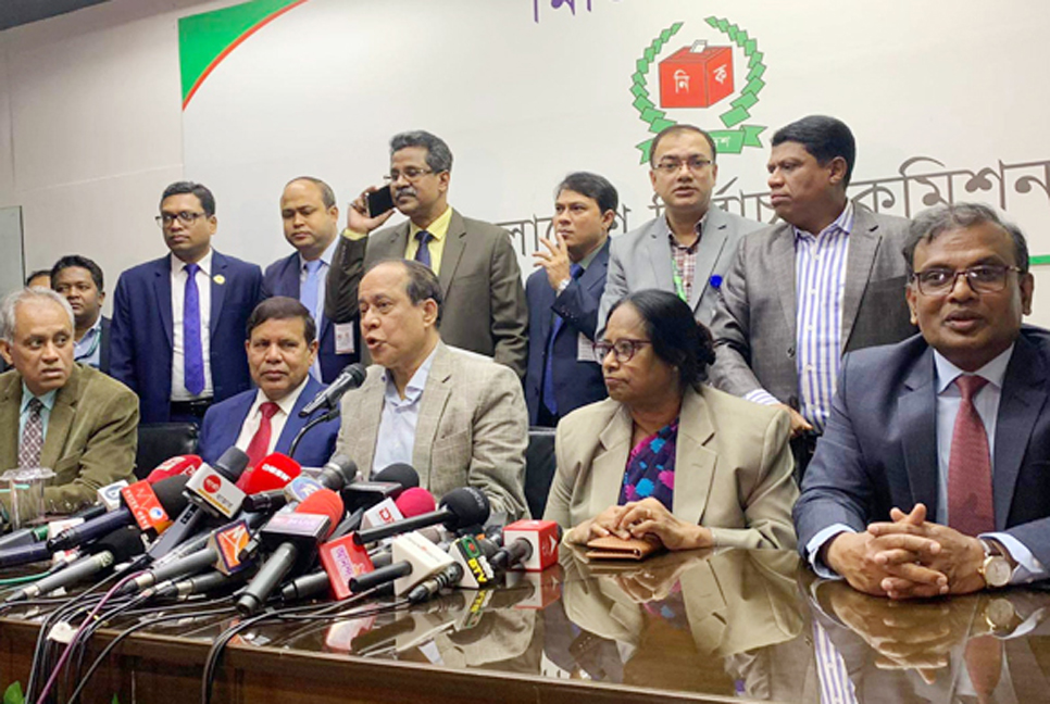 সারাদেশে প্রায় ৪০ শতাংশ ভোট পড়েছে : সিইসি

