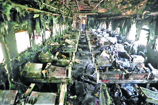 হাসপাতালে কাতরাচ্ছেন দগ্ধরা