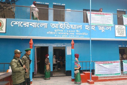 শেরেবাংলা আইডিয়াল হাইস্কুল কেন্দ্রে ধীরে ধীরে আসছে ভোটার